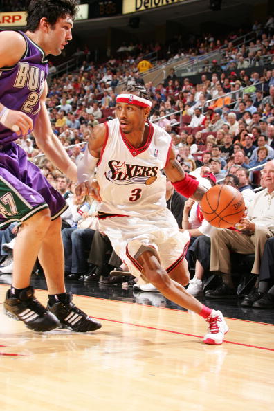 吉鲁帽子戏法助阿森纳3-0胜奥林匹亚科斯晋级欧冠16强（吉鲁上演帽子戏法，阿森纳3-0击败奥林匹亚科斯挺进欧冠16强）