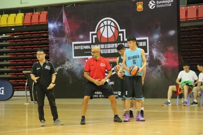 张琳艳身穿阿根廷2026世界杯球衣：期待在美加墨见到梅西（张琳艳穿阿根廷2026世界杯战袍：盼在美加墨与梅西相遇）