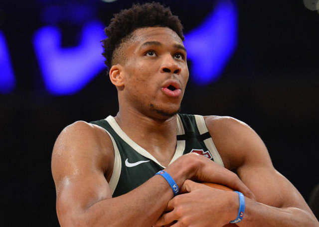 成都蓉城在中超和足协杯表现不佳，古尔芬克尔可能离队，周定洋面临续约问题，俱乐部需补强阵容。（中超足协杯双线低迷，成都蓉城或失古尔芬克尔、周定洋续约成疑，亟待补强阵容）