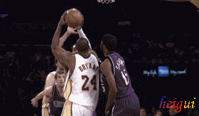 个人能力！两队进攻陷入困境， 奎因上场外线运球高难度急停三分命中！（凭个人能力破局：双方进攻受阻，奎因外线运球急停命中高难度三分）