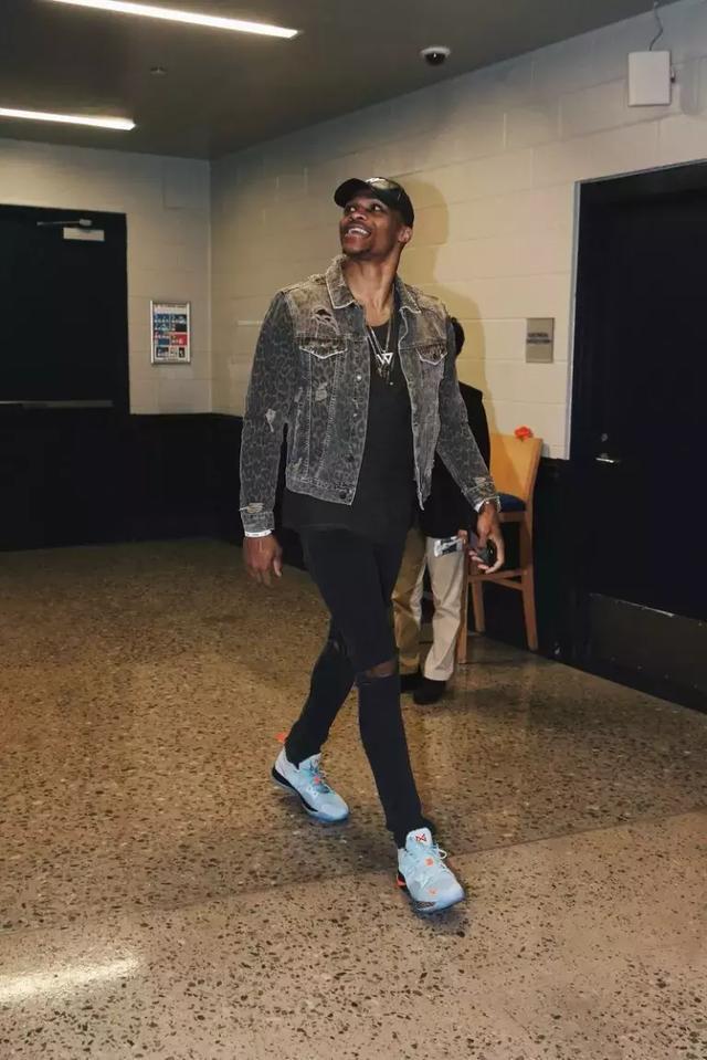 法尔克：格纳布里经纪人已和拜仁谈降薪续约，球员很可能留队（法尔克：格纳布里大概率留队，经纪人与拜仁已谈降薪续约）