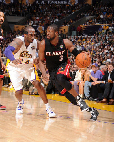 被记者问如何迅速克服伤病，刚果中场萨迪基举起圣经笑而不语（记者问他如何迅速伤愈，刚果中场萨迪基举起圣经，微笑不语）