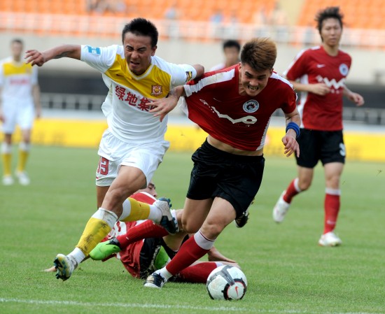 投降了~湖人落后太阳近30分 布朗尼替补登场（形势告急！湖人被太阳领先近30分，布朗尼替补登场）