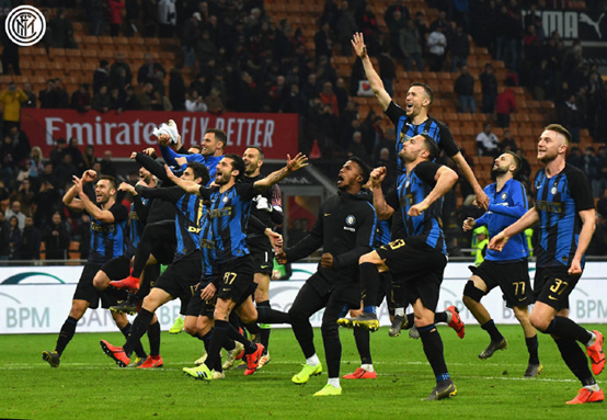 独行侠新太子？赛后众多球迷等待弗拉格签名合影（独行侠未来门面？赛后球迷蜂拥等弗拉格签名合影）